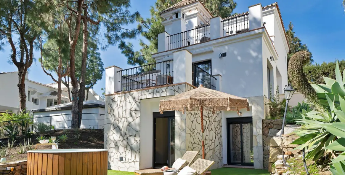 Sale of detached villa in Calahonda 38