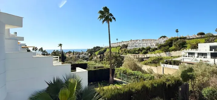 Продажа дома на две семьи в Calahonda 1