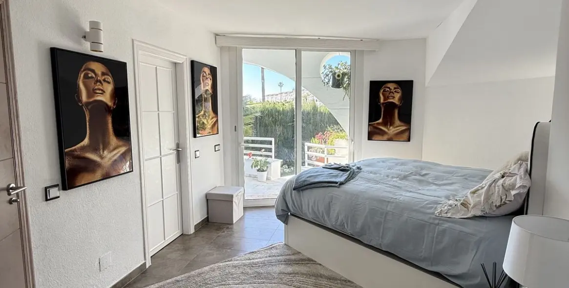 Продажа дома на две семьи в Calahonda 25