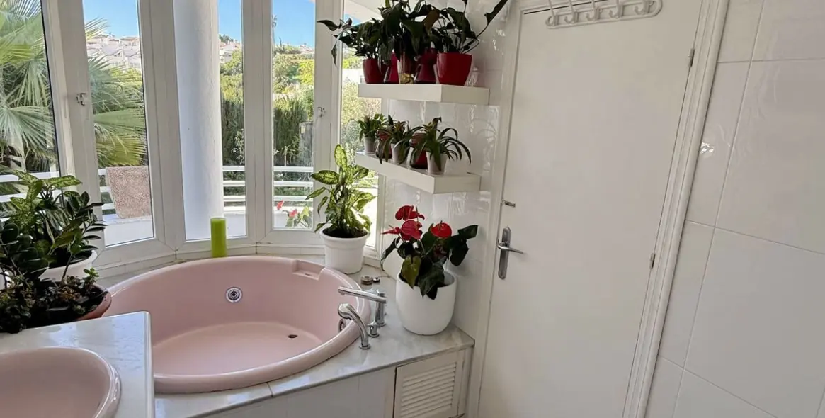 Продажа дома на две семьи в Calahonda 26