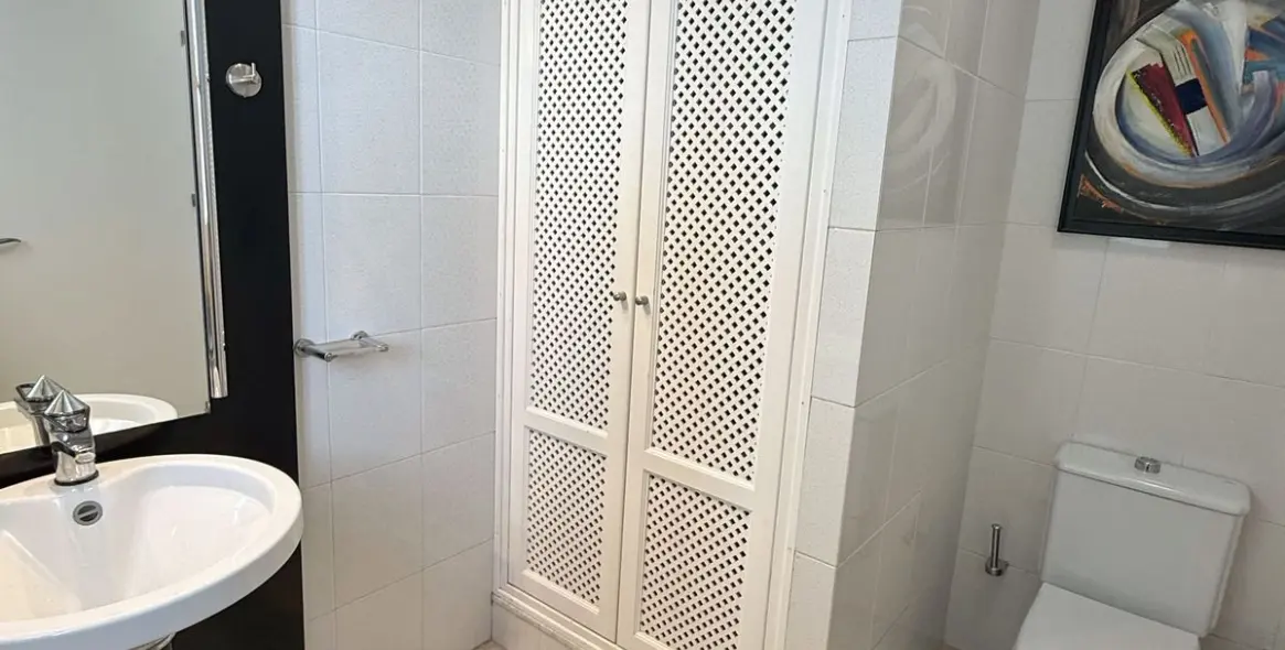 Продажа дома на две семьи в Calahonda 28