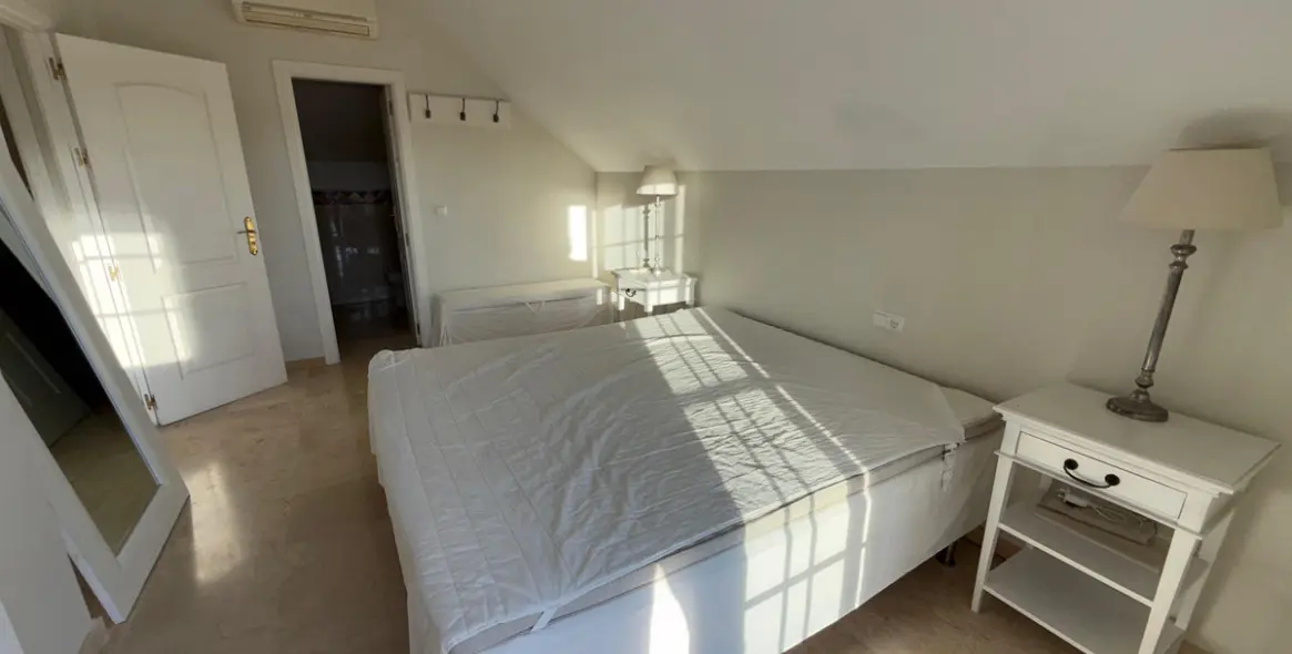 Venta de ático dúplex en Nueva Andalucía 12