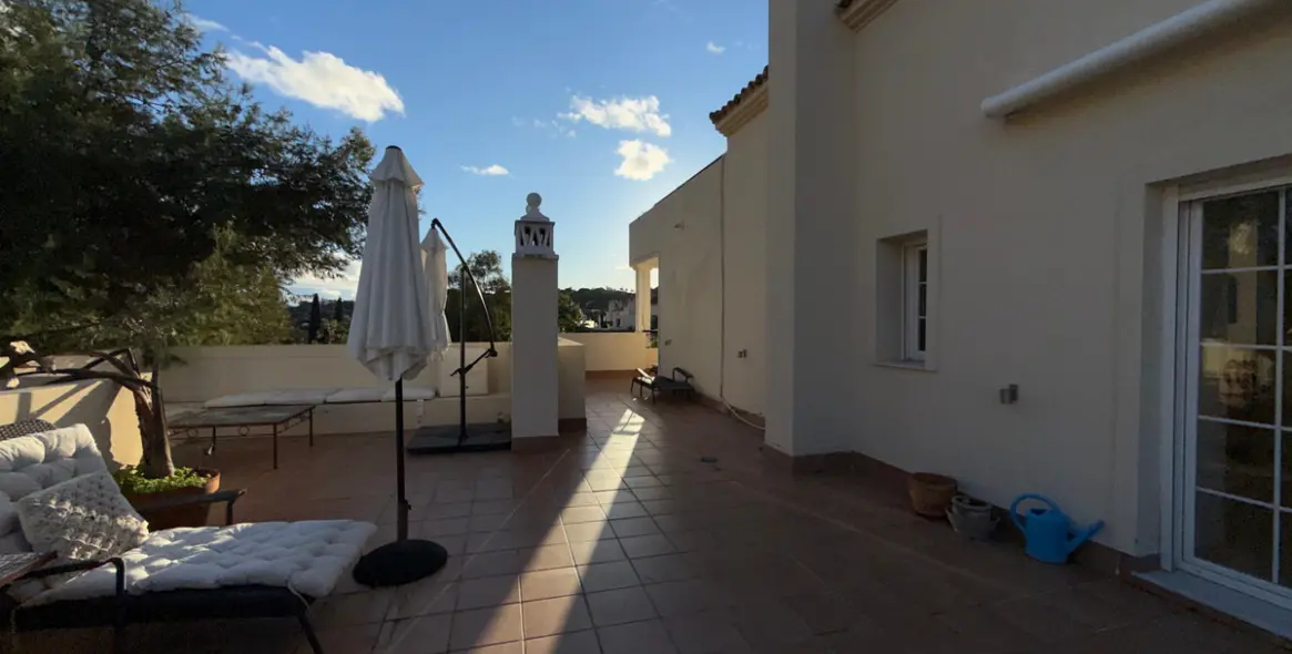 Venta de ático dúplex en Nueva Andalucía 15