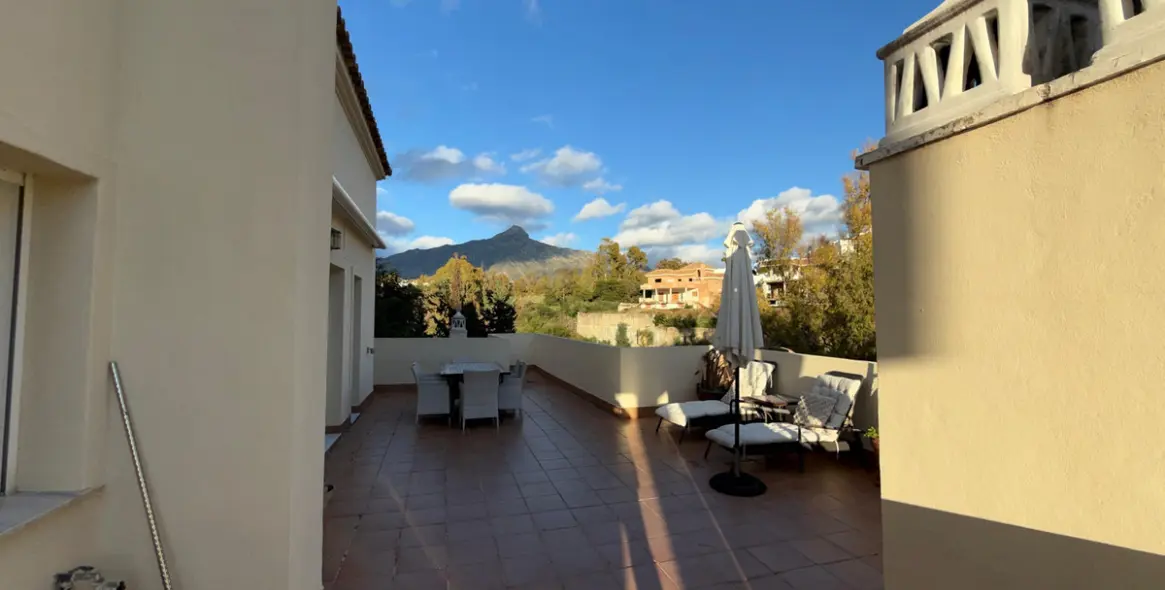 Venta de ático dúplex en Nueva Andalucía 16