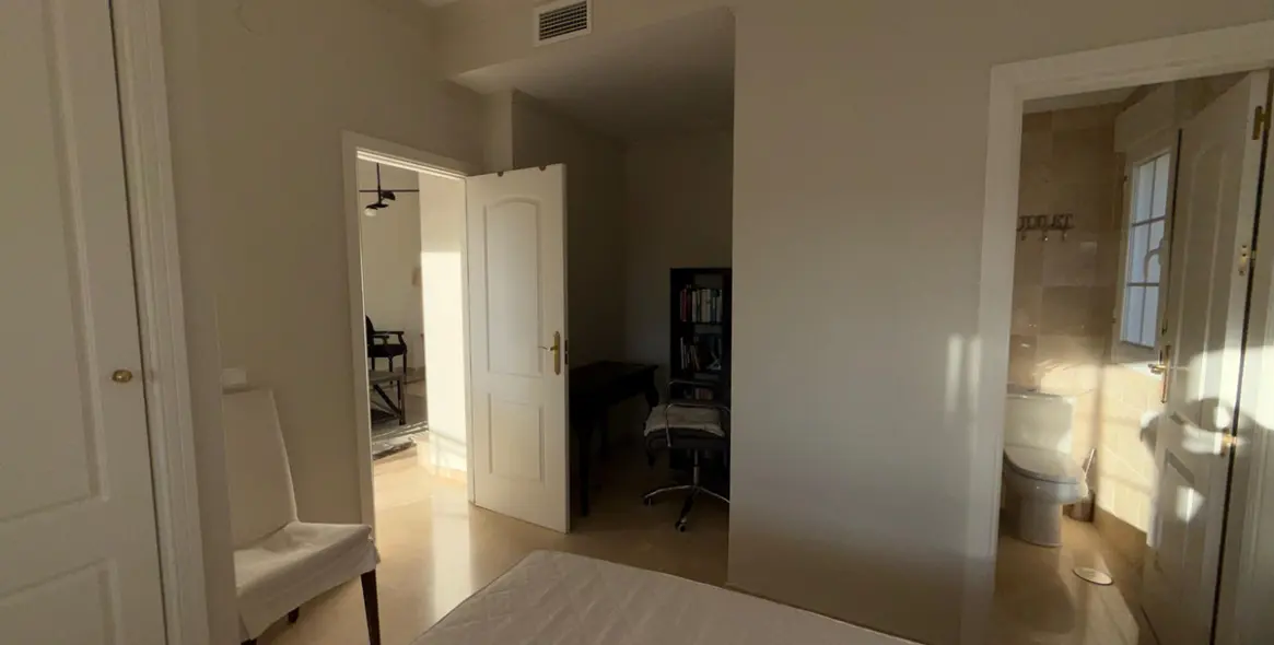 Venta de ático dúplex en Nueva Andalucía 18