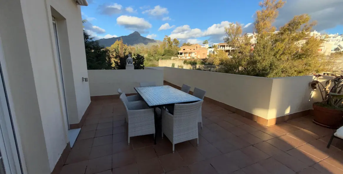 Venta de ático dúplex en Nueva Andalucía 20