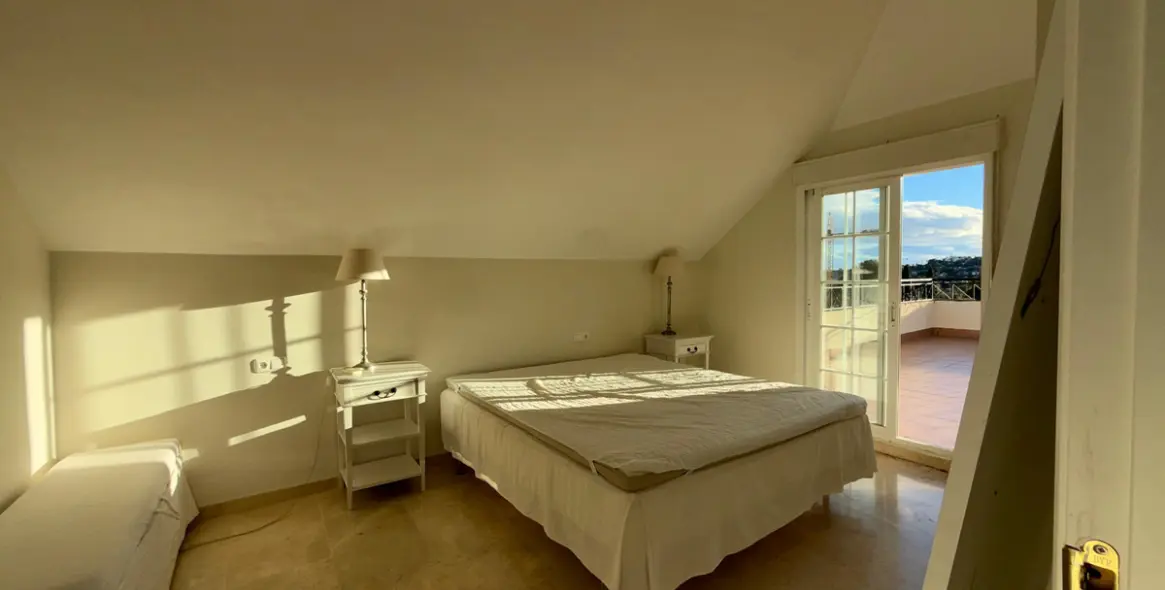Venta de ático dúplex en Nueva Andalucía 11