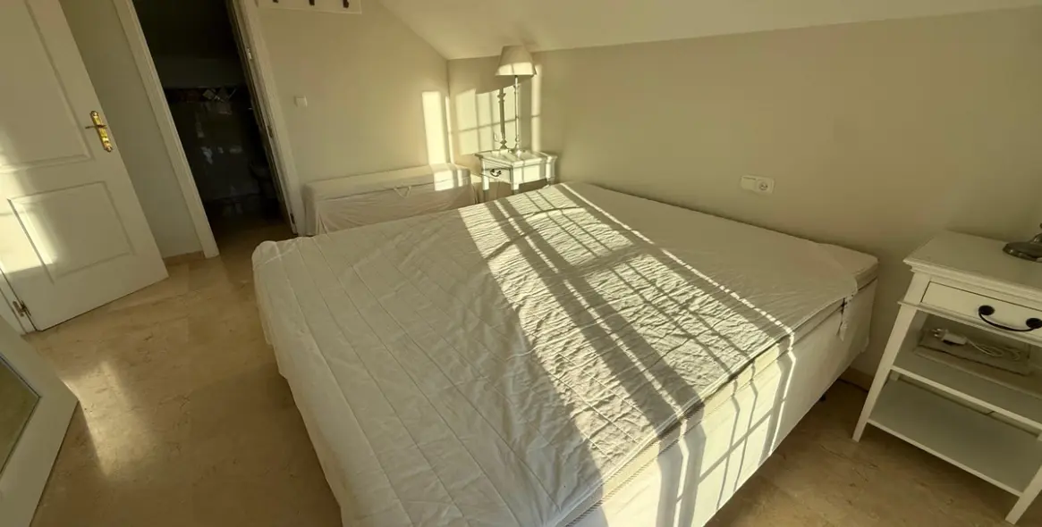 Venta de ático dúplex en Nueva Andalucía 22
