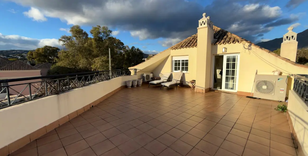 Venta de ático dúplex en Nueva Andalucía 24