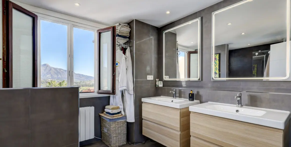 Продажа двухуровневого пентхауса в Benahavís 28