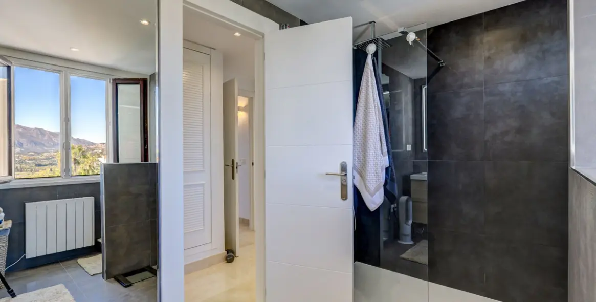 Продажа двухуровневого пентхауса в Benahavís 30