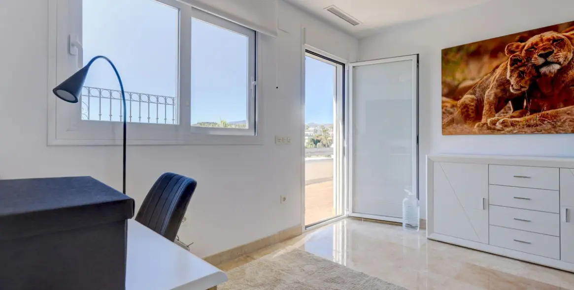 Продажа двухуровневого пентхауса в Benahavís 34