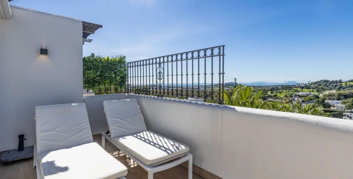 Продажа двухуровневого пентхауса в Benahavís 35