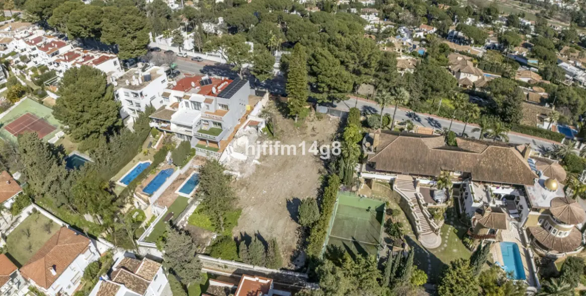 Venta de parcela residencial en Nueva Andalucía 1