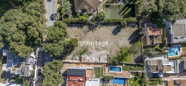Venta de parcela residencial en Nueva Andalucía 1