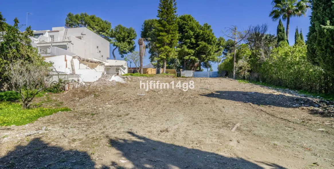 Venta de parcela residencial en Nueva Andalucía 9