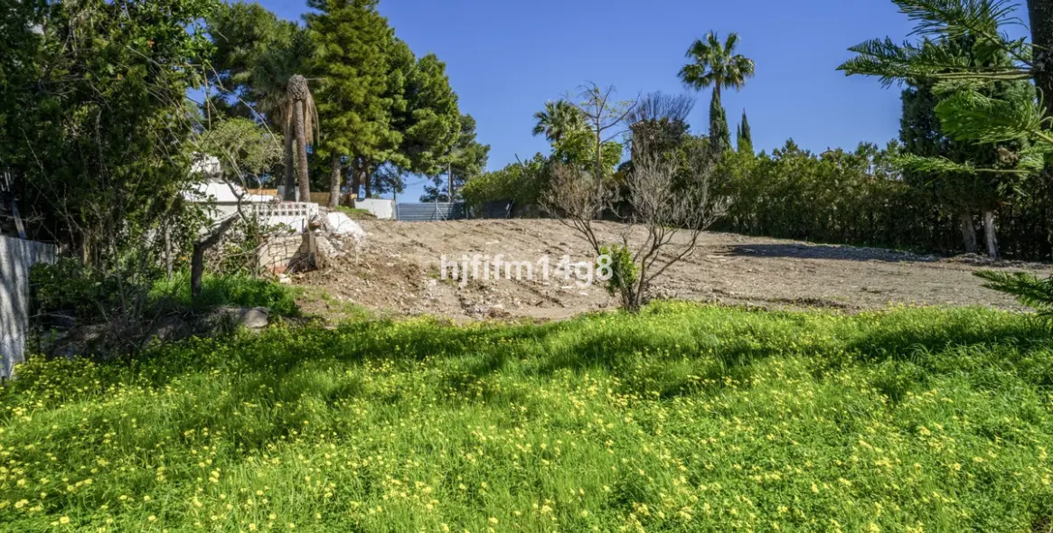 Venta de parcela residencial en Nueva Andalucía 11