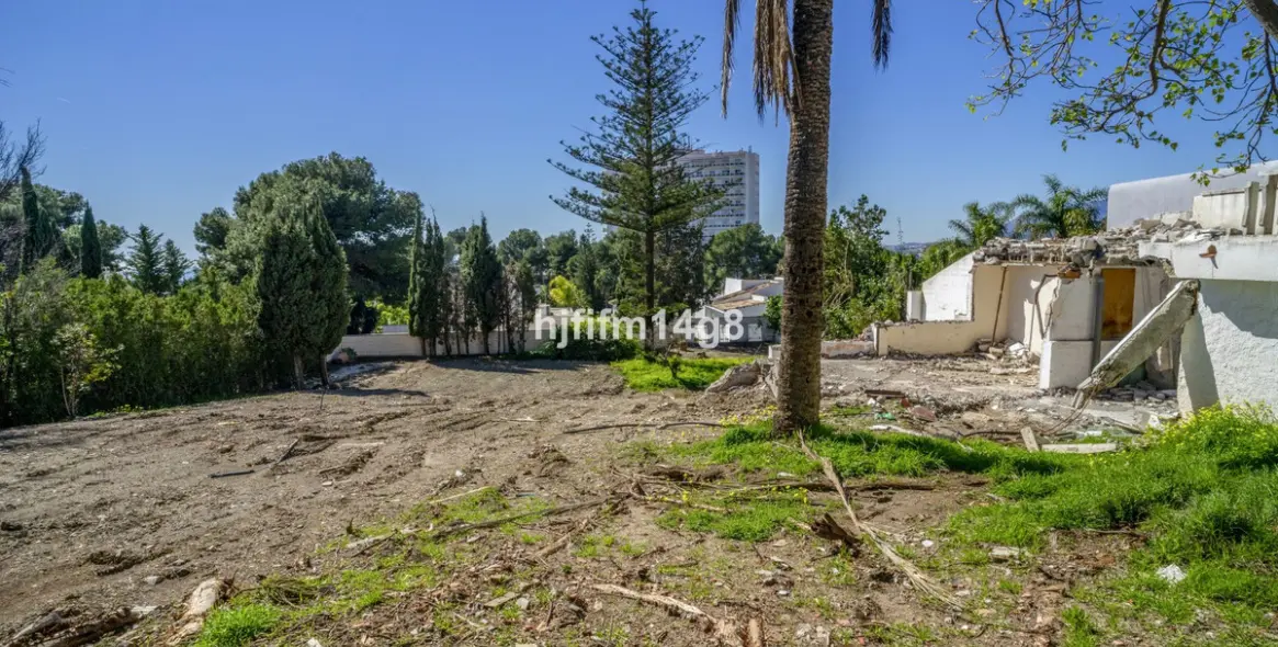 Venta de parcela residencial en Nueva Andalucía 13