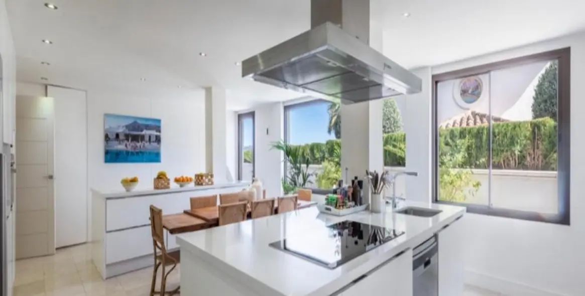 Long-term rent of detached villa in The Golden Mile 4