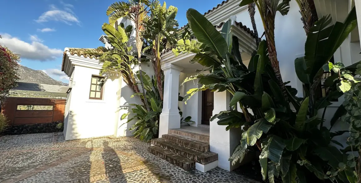 Long-term rent of detached villa in The Golden Mile 9