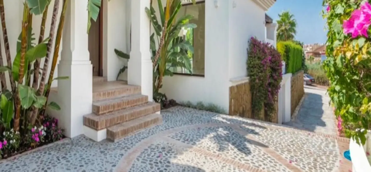 Short-term rent of detached villa in The Golden Mile 0