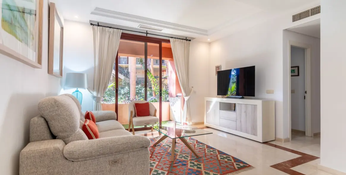 Venta de apartamento en planta media en Elviria 2