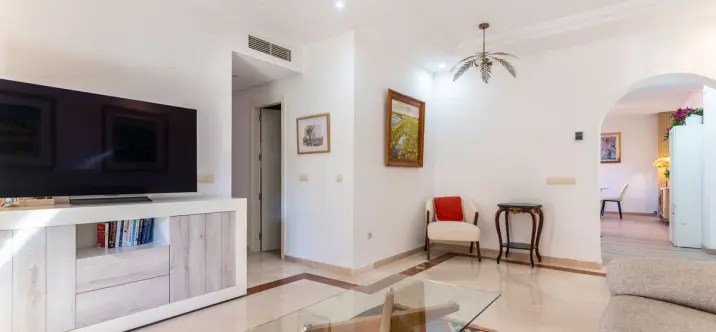 Venta de apartamento en planta media en Elviria 2