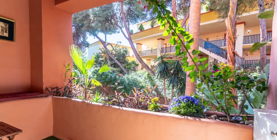 Venta de apartamento en planta media en Elviria 17