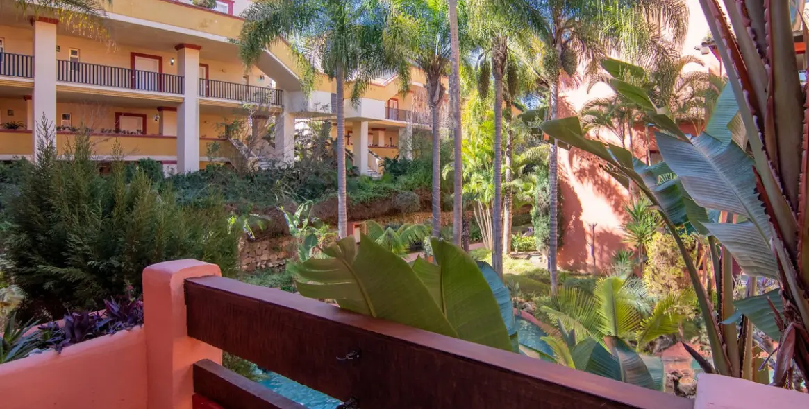 Venta de apartamento en planta media en Elviria 18