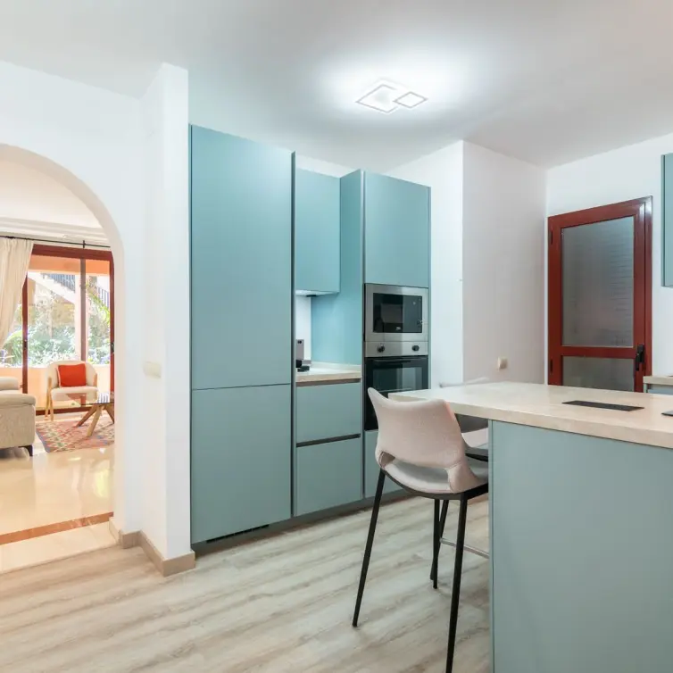 Продажа апартаментов на среднем этаже в Elviria