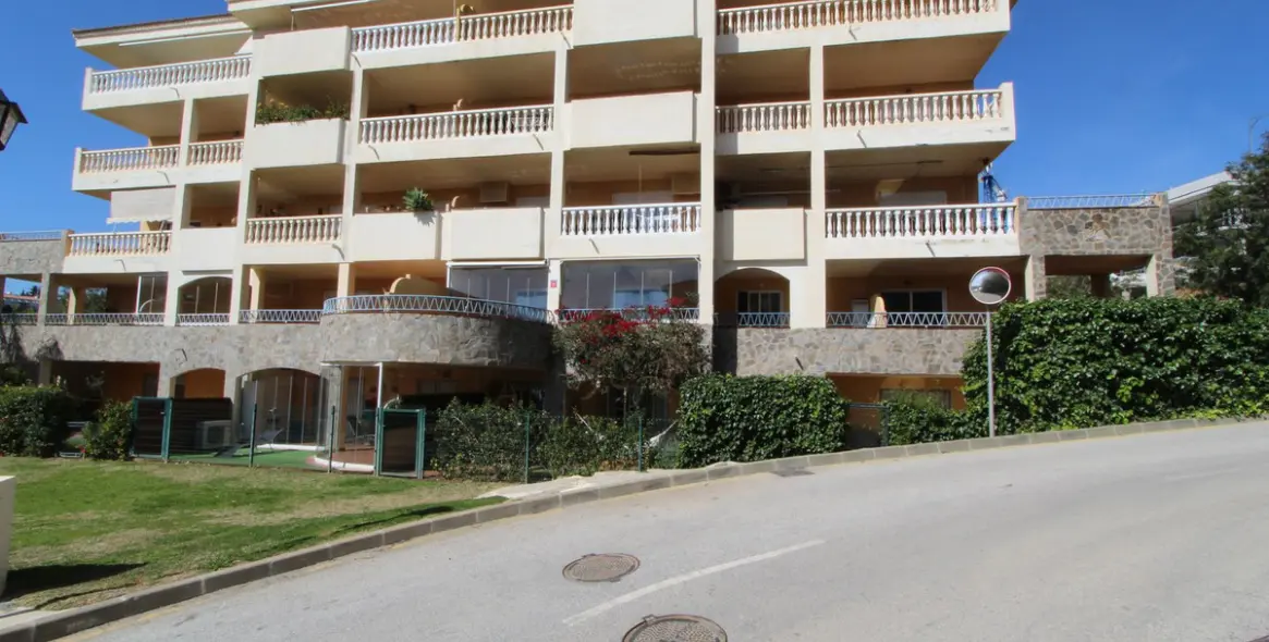 Sale of middle floor apartment in Carvajal 2