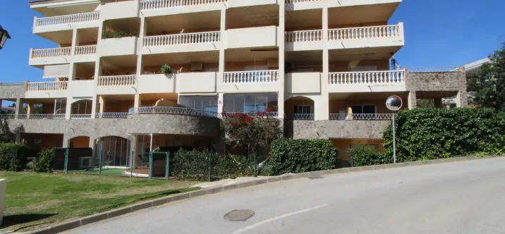 Sale of middle floor apartment in Carvajal 1