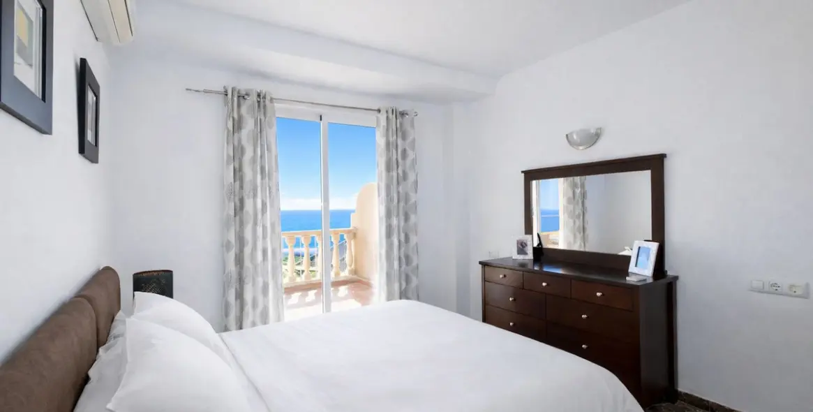 Sale of middle floor apartment in Carvajal 4