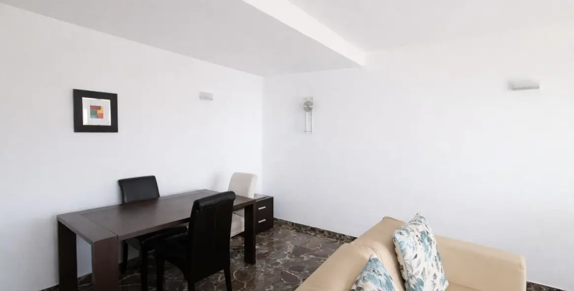 Sale of middle floor apartment in Carvajal 10