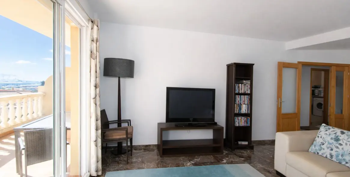 Sale of middle floor apartment in Carvajal 11