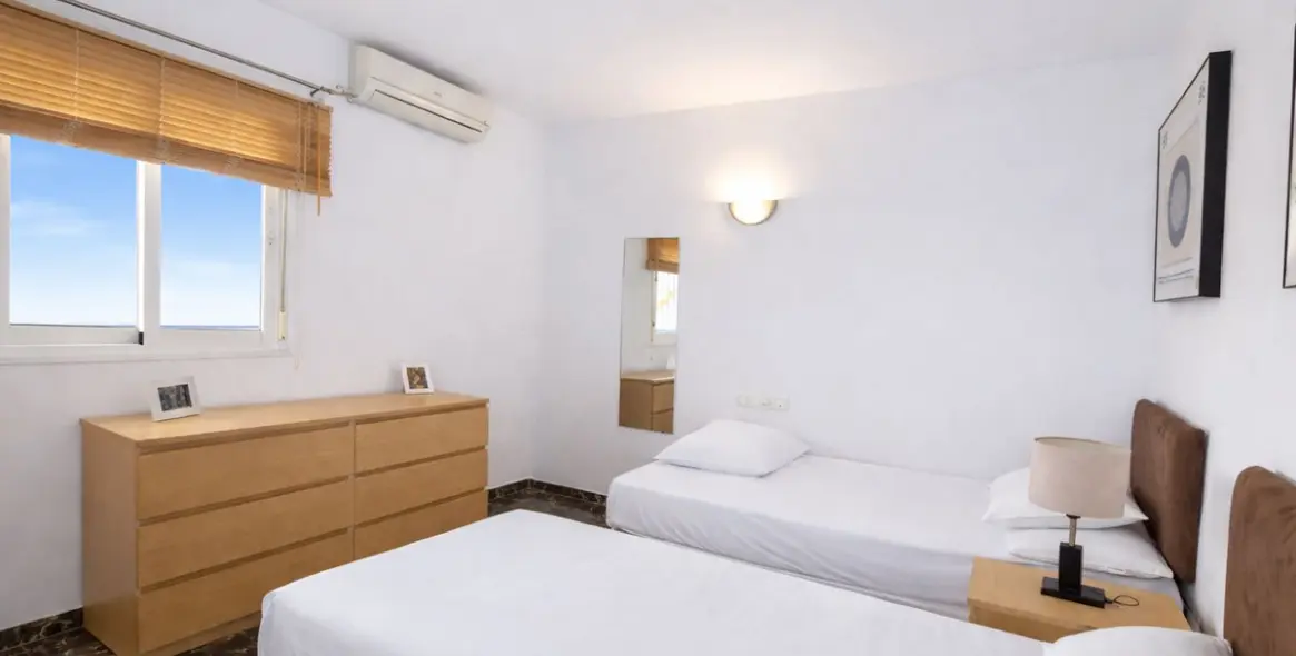 Sale of middle floor apartment in Carvajal 19