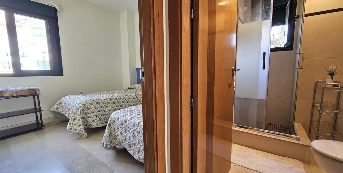 Sale of middle floor apartment in Marbesa 16