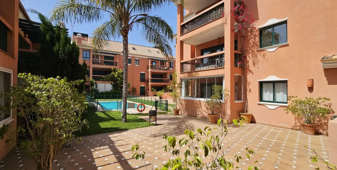 Sale of middle floor apartment in Marbesa 22