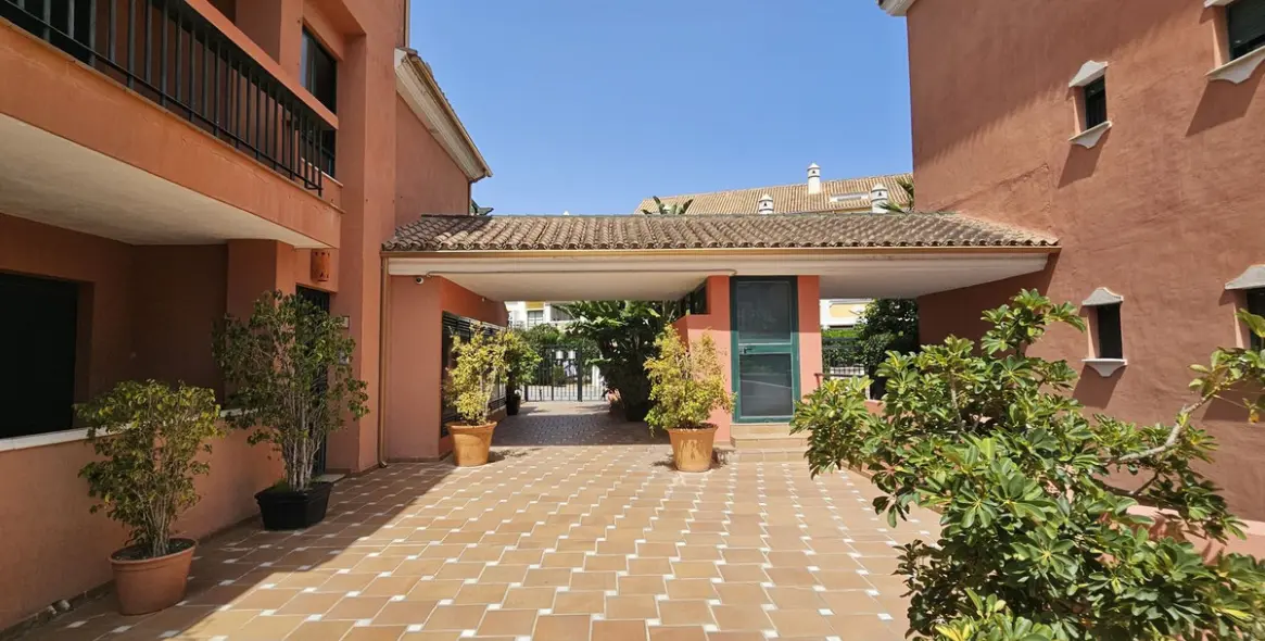 Sale of middle floor apartment in Marbesa 23