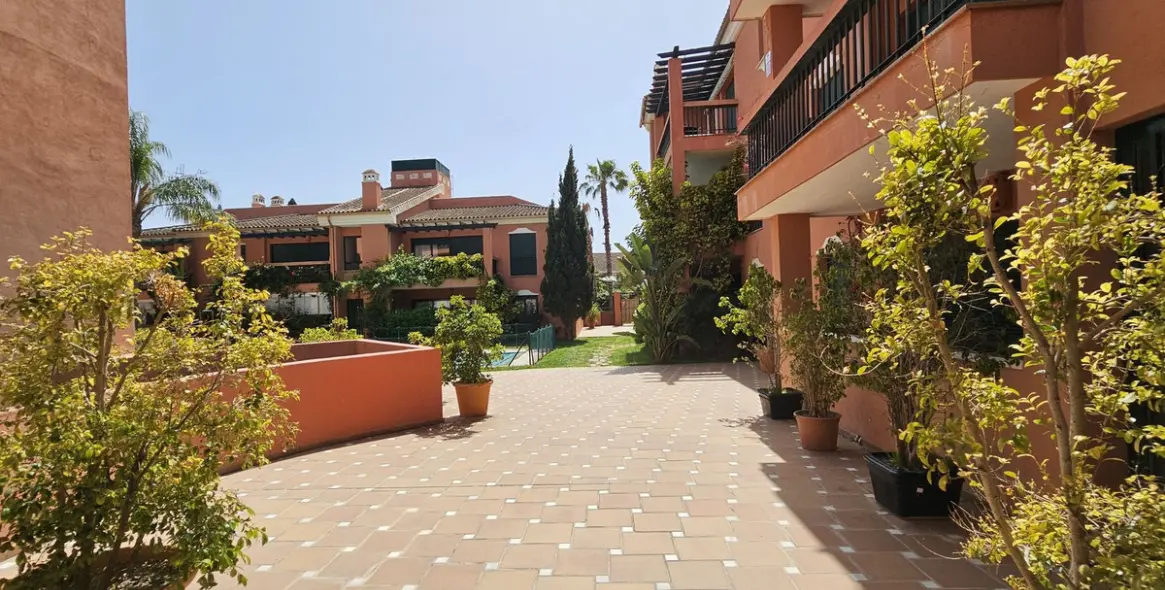 Sale of middle floor apartment in Marbesa 24