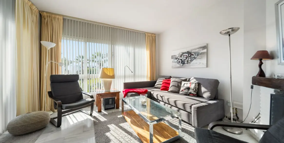 Venta de apartamento en planta media en Calahonda 1