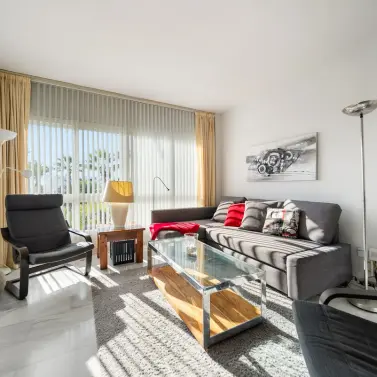 Продажа апартаментов на среднем этаже в Calahonda