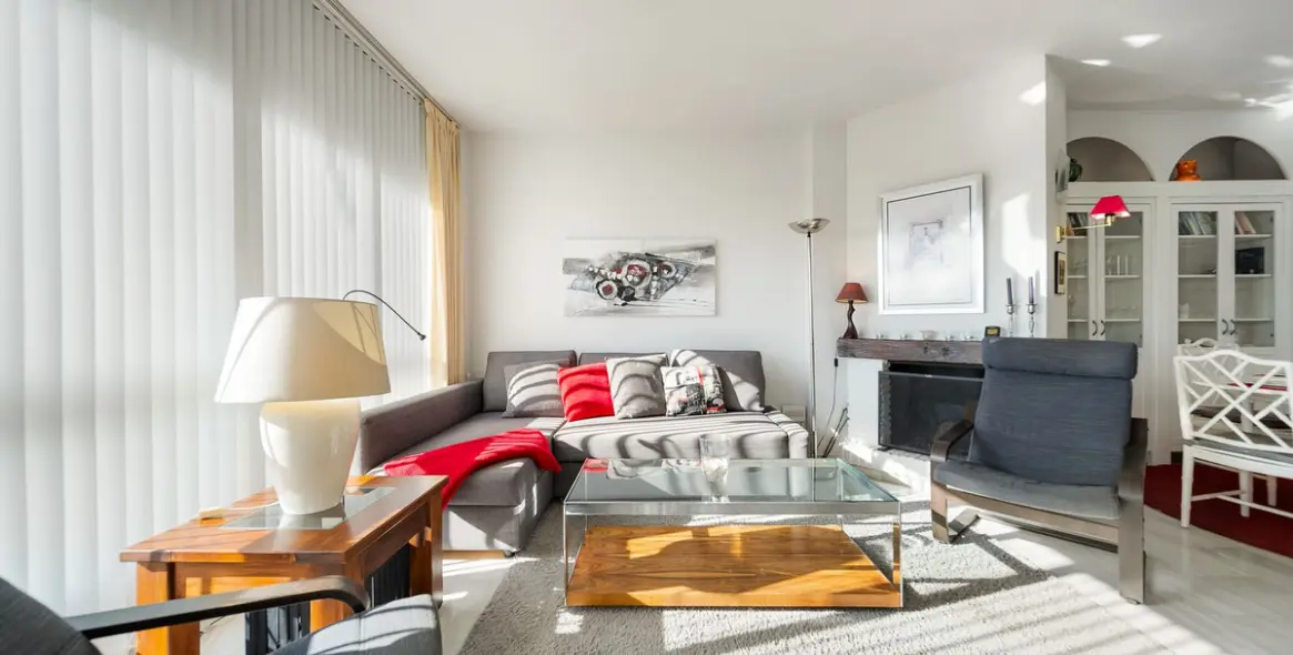 Venta de apartamento en planta media en Calahonda 2