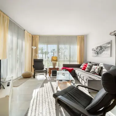 Продажа апартаментов на среднем этаже в Calahonda