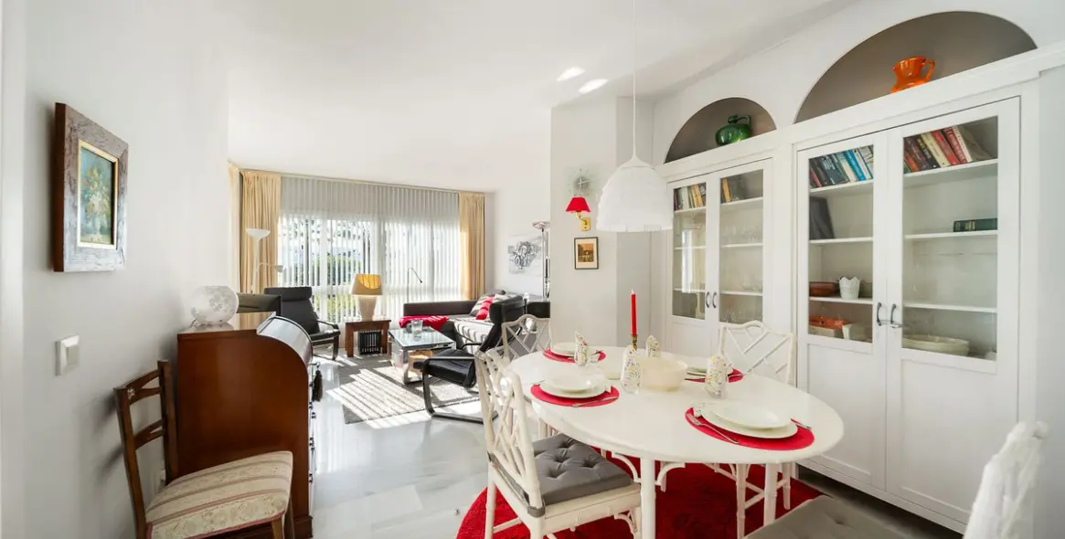 Venta de apartamento en planta media en Calahonda 6