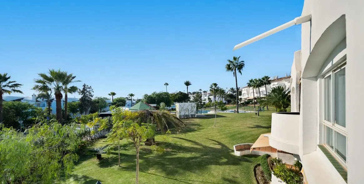 Venta de apartamento en planta media en Calahonda 11