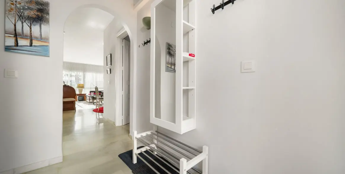 Venta de apartamento en planta media en Calahonda 16