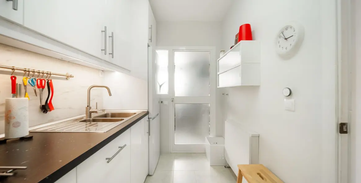 Venta de apartamento en planta media en Calahonda 18