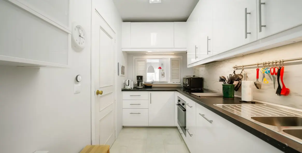 Venta de apartamento en planta media en Calahonda 19