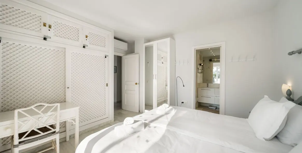 Venta de apartamento en planta media en Calahonda 21